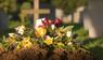 Blumen auf einem frischen Grab