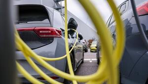 Elektroauto lädt an Ladesäule