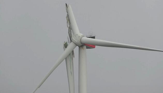 Gefahr von oben: Windrad sperrt Autobahn