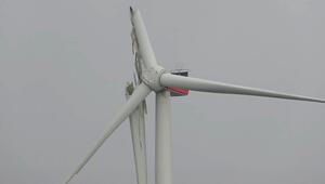 Gefahr von oben: Windrad sperrt Autobahn