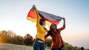 Zwei Frauen mit Deutschlandflagge