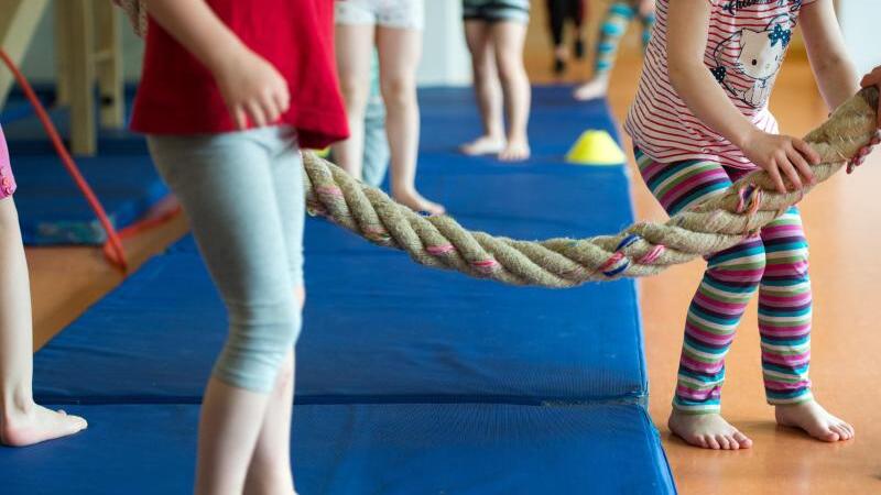 Kinder beim Sportunterricht