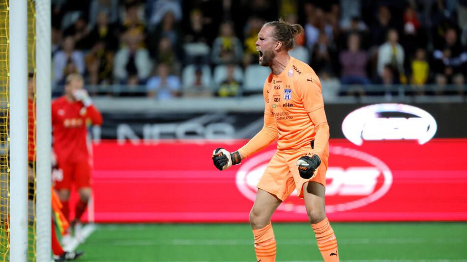 Klaksviks schwedischer Torwart Jonathan Johansson feiert in Göteborg den Champions-League-Triumph