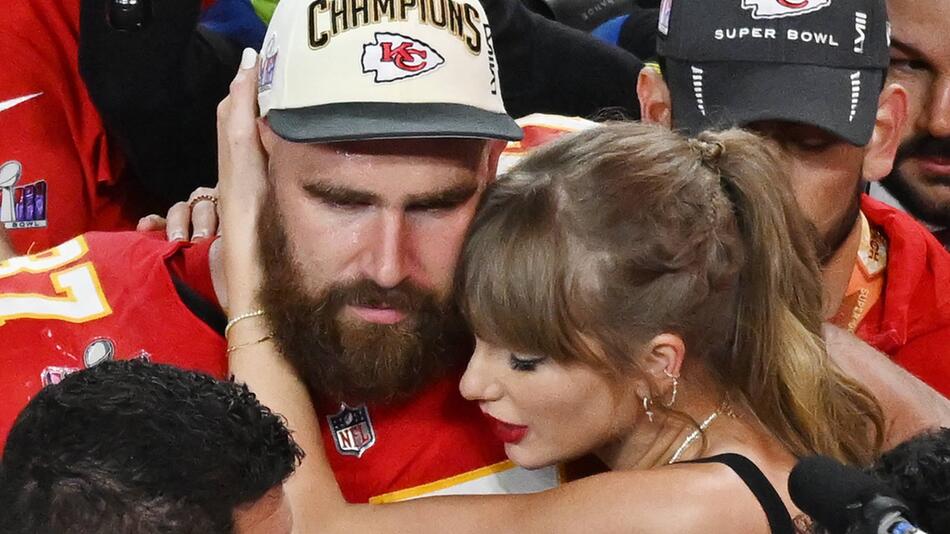 Taylor Swift und Travis Kelce umarmen sich innig nach seinem Triumph im Super Bowl.