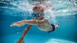 Kind schwimmt