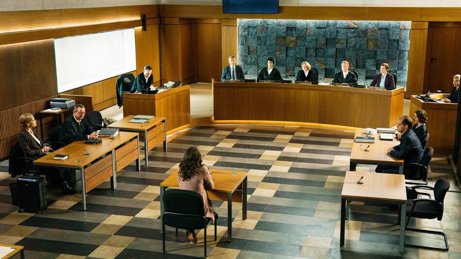 "Sie sagt. Er sagt.": Im Sitzungssaal des Gerichts sitzen sich unter anderem Katharina Schlüter ...