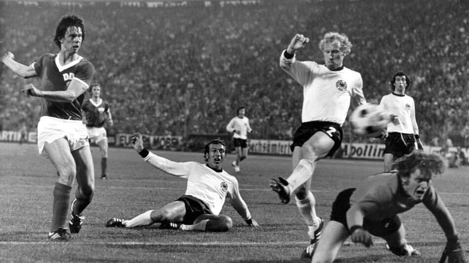 Jürgen Sparwasser trifft bei der WM 1974 zum Siegtor für die DDR gegen die Bundesrepublik
