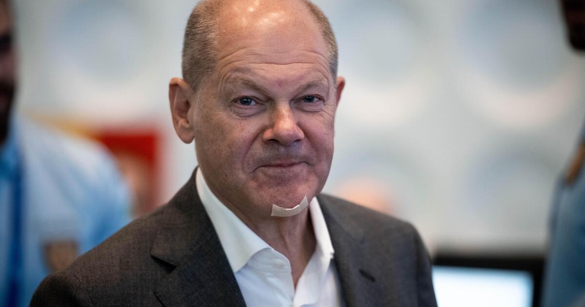 Olaf Scholz Trägt Pflaster 