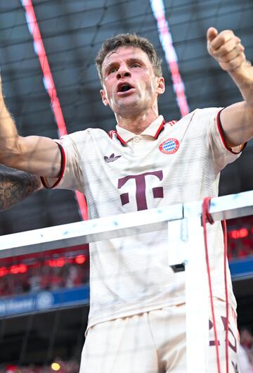 Thomas Müller in der Südkurve der Allianz Arena