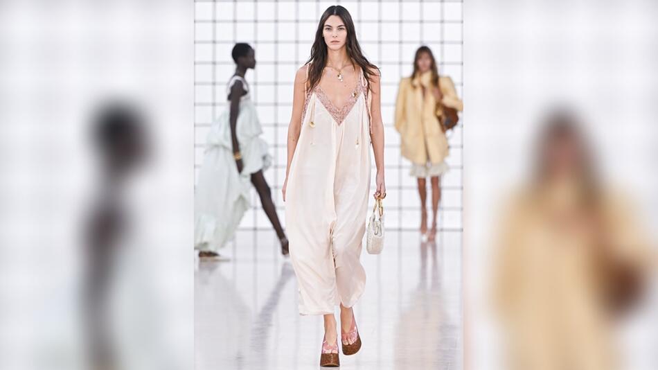 Vittoria Ceretti im cremefarbenen Slipdress bei der Chloé-Fashion-Show für Frühjahr und Sommer ...