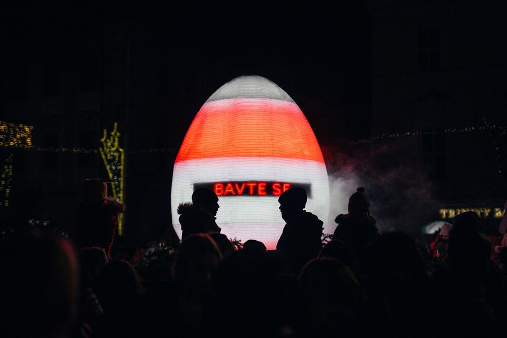 Lichtinstallation auf dem Weihnachtsmarkt in Brünn