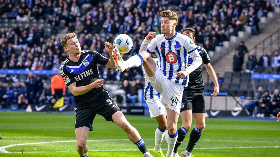 Schalkes Derry Murkin und Linus Gechter von Hertha BSC im Zweikampf.