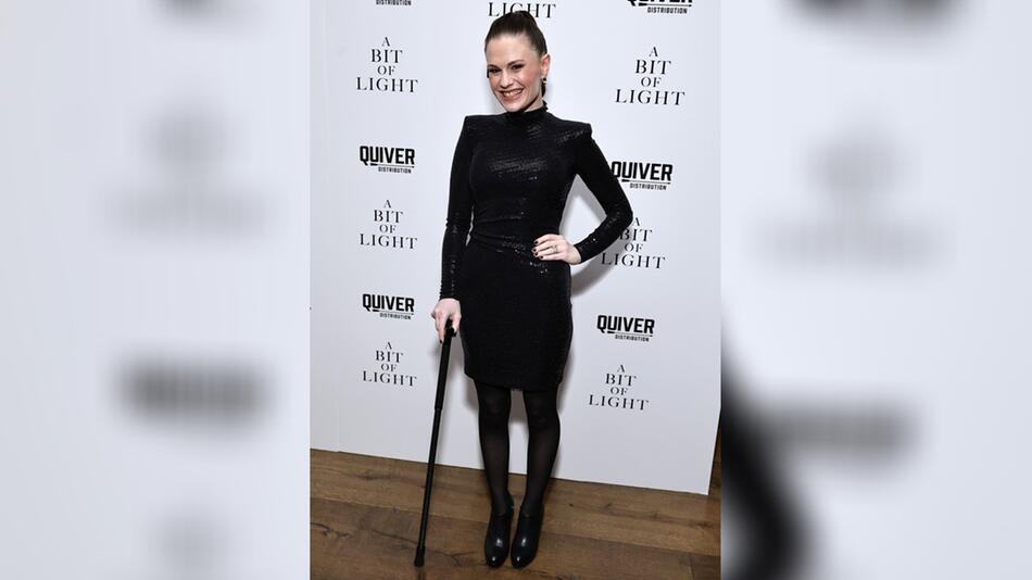 Anna Paquin zeigt sich bei der "A Bit of Light"-Premiere mit einem Gehstock.